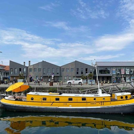 Une Peniche Dans Le Bassin A Flot Du Vieux Port La Rochelle  Kültér fotó