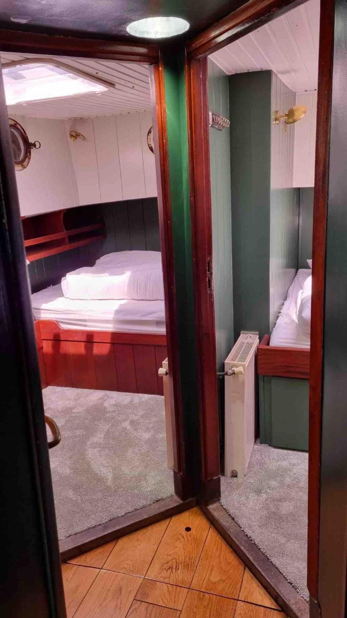 Une Peniche Dans Le Bassin A Flot Du Vieux Port La Rochelle  Kültér fotó
