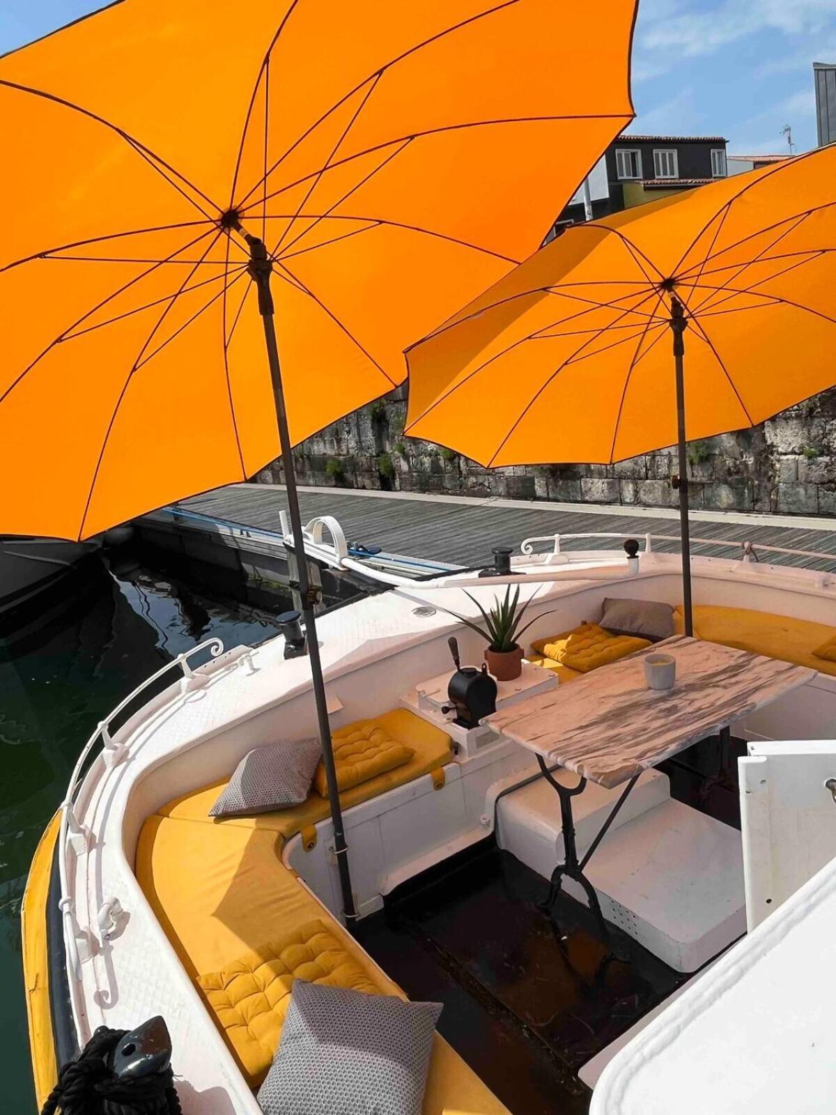 Une Peniche Dans Le Bassin A Flot Du Vieux Port La Rochelle  Kültér fotó